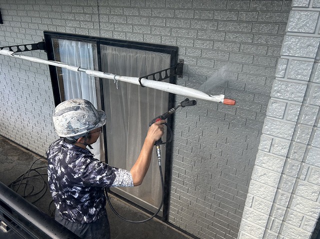 飯田市：外壁塗装工事を行う前に実施する高圧洗浄作業