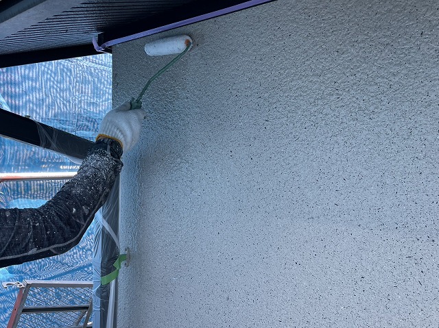 下伊那郡阿南町で外壁サイディング塗り替え、下地処理とエポパワーシーラーで3回塗りの下塗り