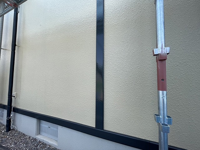コントラストが効いている帯板と外壁