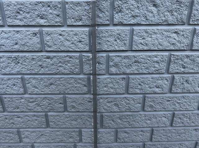 飯田市：外壁サイディングの目地に充填しているコーキング打ち替え前の状況