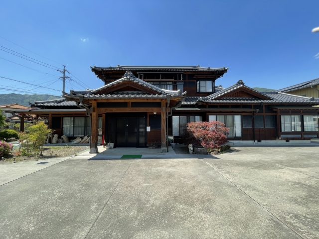 飯田市：伝統的な日本家屋の木部塗装前の全景
