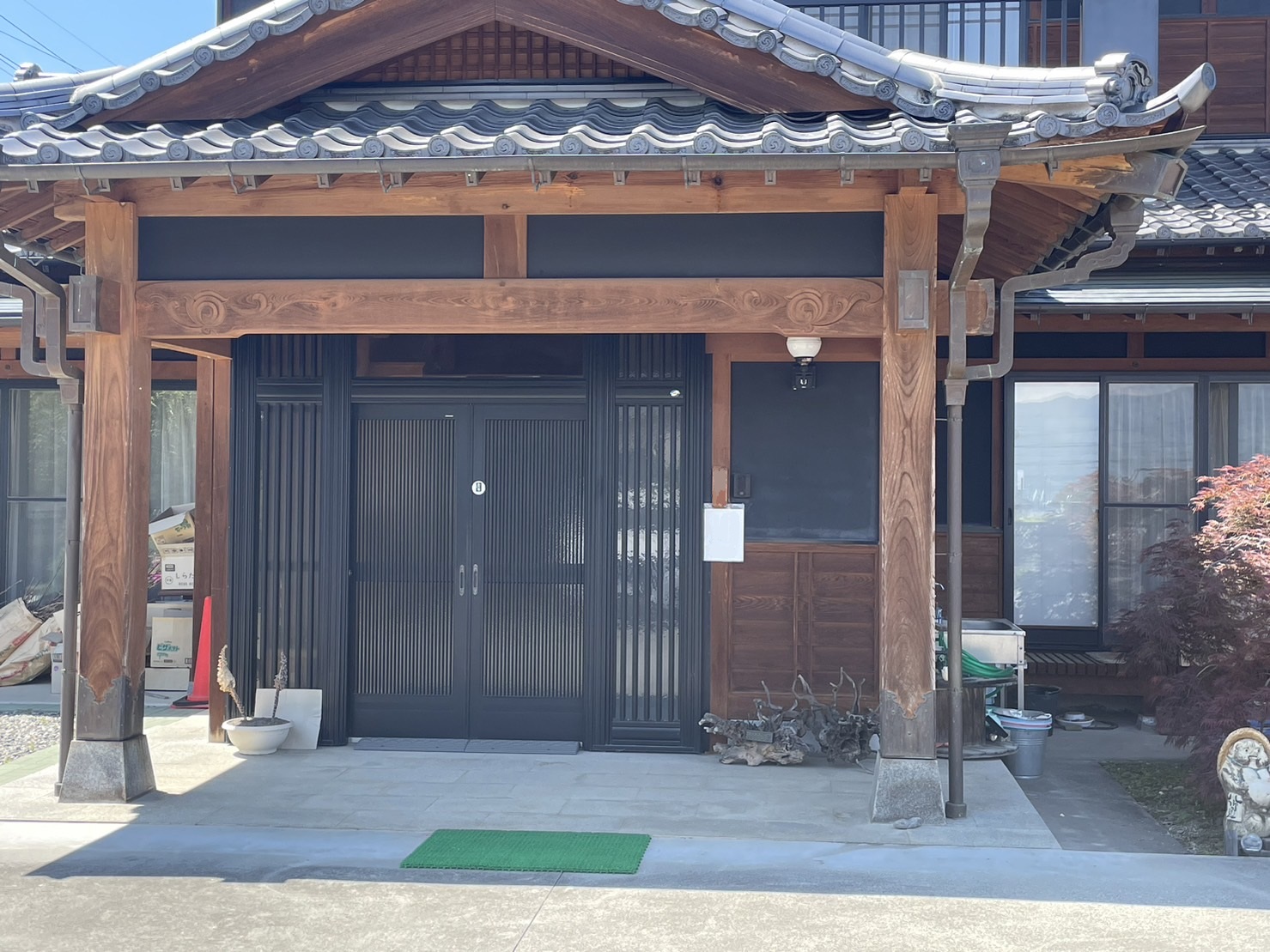 飯田市：玄関柱などの木部へ塗装前の状況