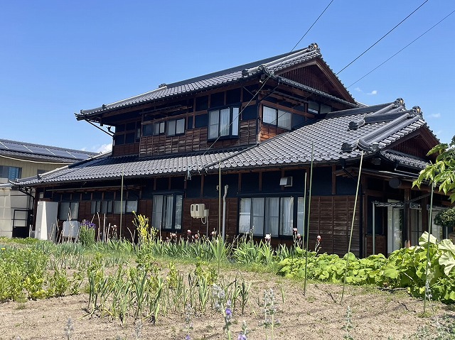 飯田市：日本家屋の外部に露出する木部が色あせしている外観