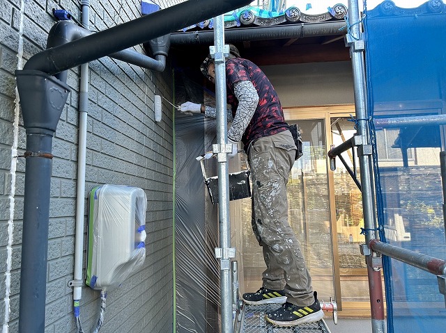 飯田市：タイル調の窯業系サイディングの外壁に下塗り施工