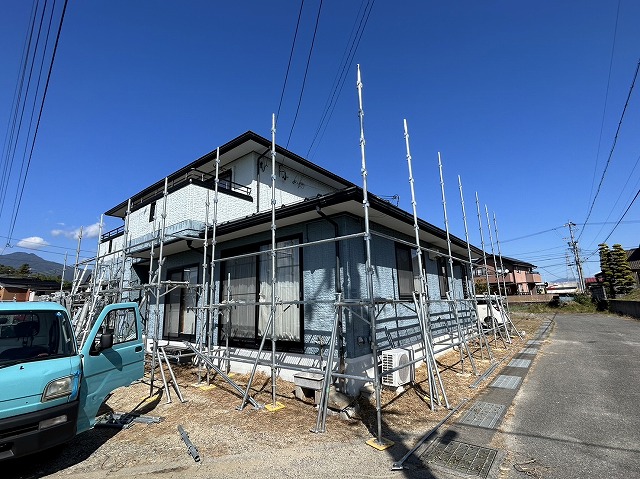 飯田市：外壁サイディング塗装工事の足場工事の施工中の様子