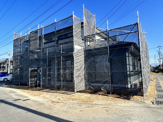 飯田市：外壁サイディングとスレート屋根のメンテナンスの足場工事が完了