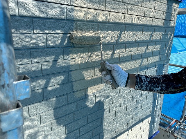 飯田市：低汚染塗料を使って中塗りを行う塗装工