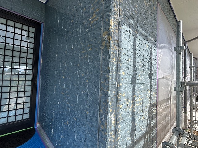 飯田市：劣化して激しく傷んだ窯業系サイディングの下塗り後の様子