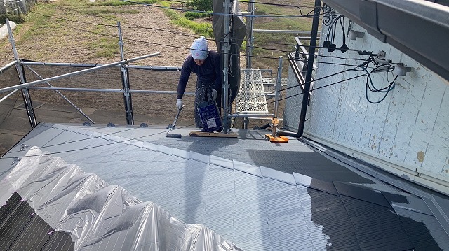 飯田市：太陽光パネルを設置したまま屋根塗装の下塗り施工