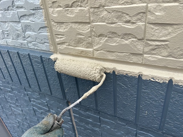 飯田市：低汚染塗料を使った外壁塗装工事の中塗り施工
