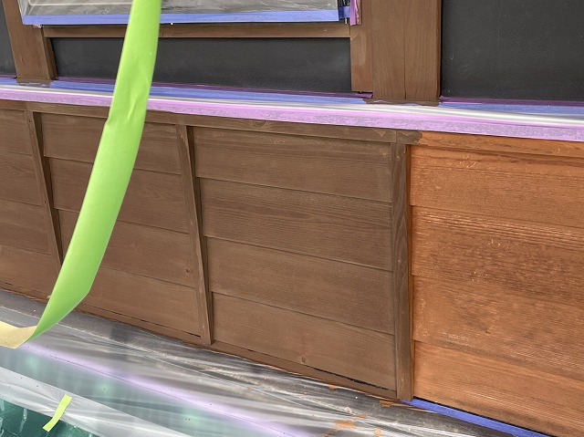 飯田市：板張り外壁への木部塗装施工中の状況