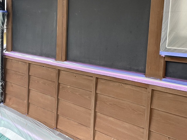 飯田市：外部に露出した木部へ高性能塗料で塗装している状況