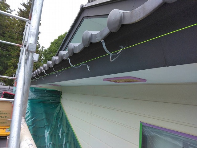 上伊那郡飯島：雨樋の取付金物に水糸を張って勾配をつけている状況