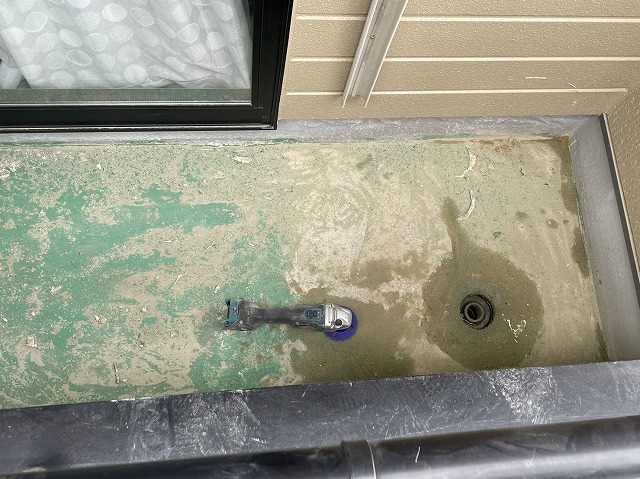 上伊那郡飯島町：ベランダ防水の古い塗膜を電動工具でケレン作業