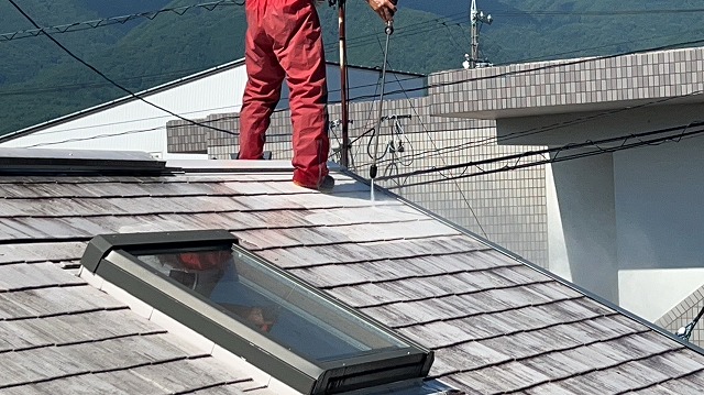 駒ヶ根市：劣化したスレート屋根を塗装する前の洗浄作業工程