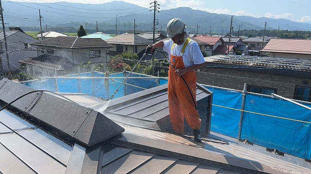 伊那市：ドーマーのある金属屋根の塗り替えのために行う高圧洗浄