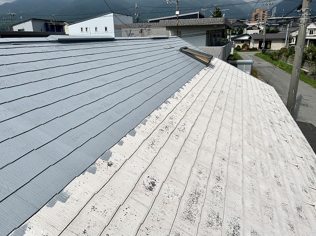 駒ヶ根市：色あせが進んだコロニアル屋根にサーモテックシーラーで下塗り施工