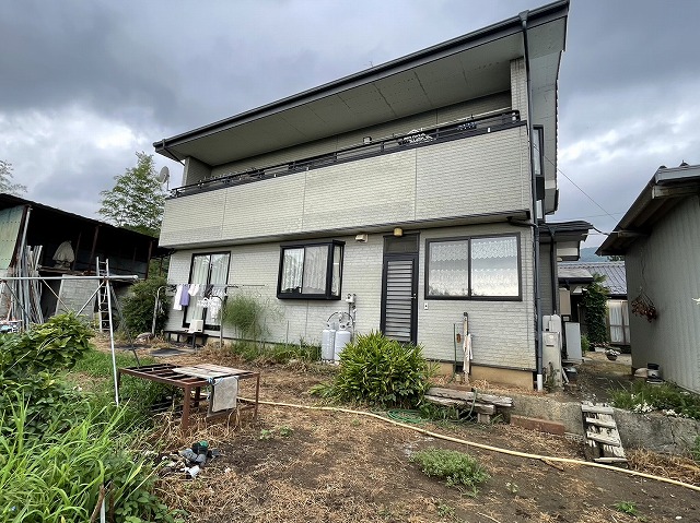 飯田市：サイディングの塗膜が劣化して防水性が衰えている様子