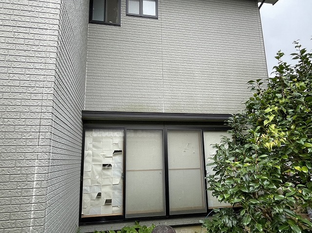 飯田市：外壁サイディングの全体に色あせが進んでいる様子