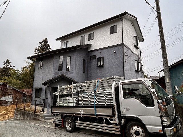飯田市：外壁塗装工事の足場資材を搬入してきた車両