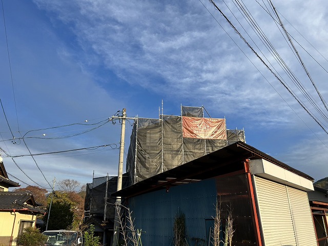 飯田市：外壁塗装工事の足場設置が完了した3階建て住宅