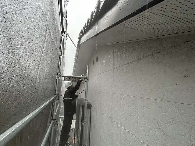 飯田市：外壁サイディングに高圧洗浄を行う塗装工