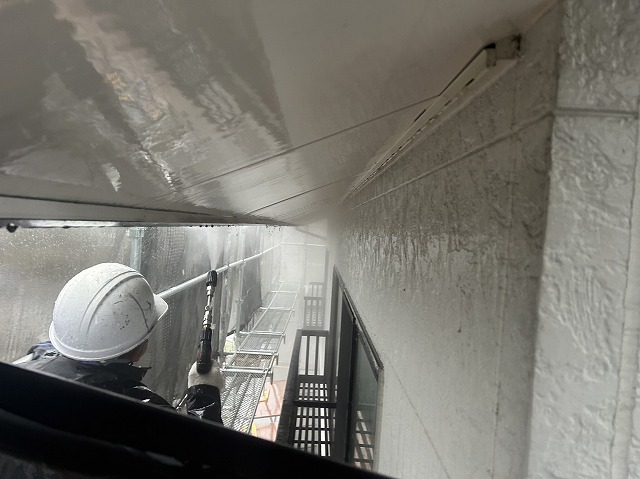 飯田市：塗装工事のため軒天に対して高圧洗浄を行う塗装工