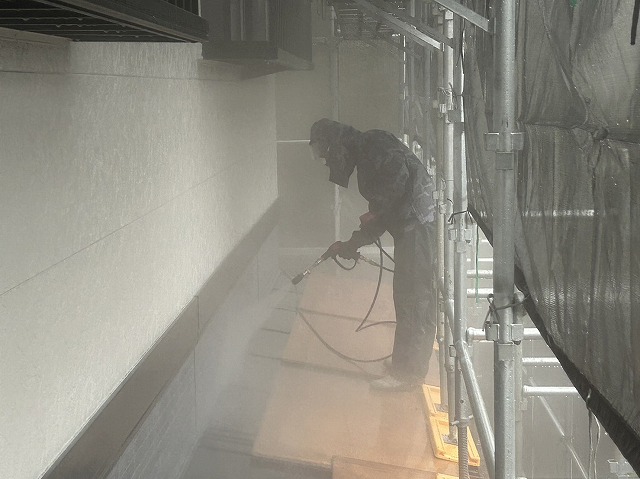 飯田市：下屋根の上から外壁サイディングに高圧洗浄作業