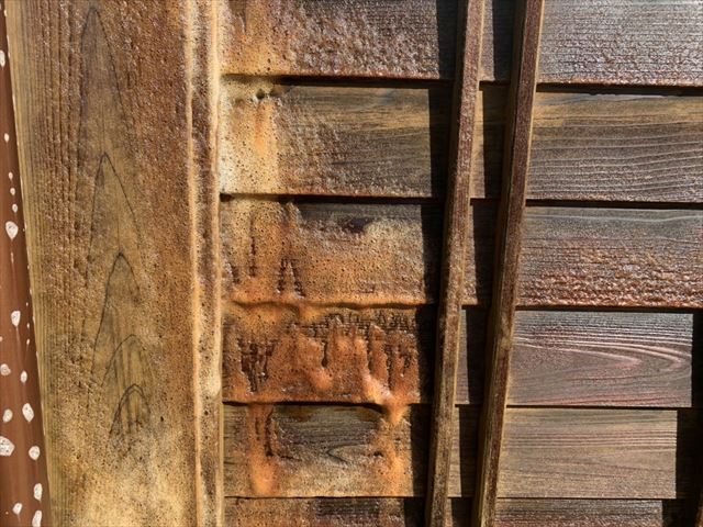 塩尻市大門で木部のオイルステイン剥離作業とカビ汚れの漂白洗浄