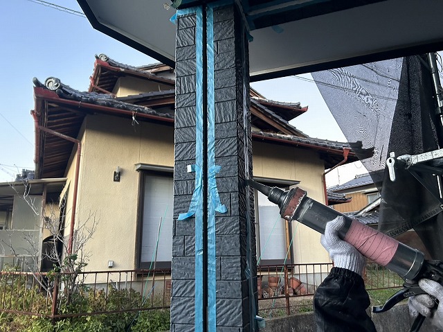 飯田市:外壁塗装工事前のコーキング打ち替え