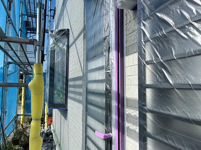 上伊那郡箕輪町：外壁塗装工事で汚れを防止するための養生作業
