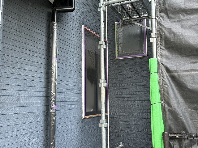 飯田市:外壁塗装工事前に雨樋や窓、足場支柱に養生