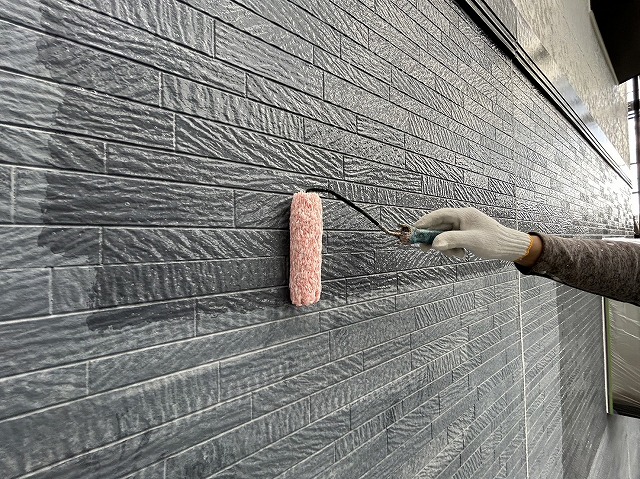飯田市:外壁サイディングにエポパワーシーラーで下塗り施工