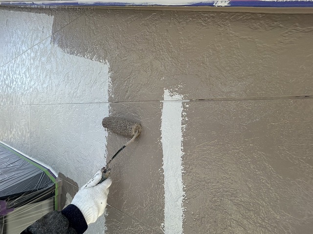 飯田市：下塗りが乾燥した外壁への中塗り施工