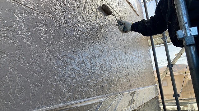 飯田市：ベイジュ色を使った外壁サイディングへの仕上げ塗装
