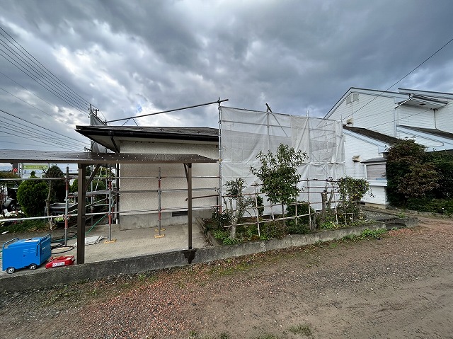 上伊那郡箕輪町：平屋住宅の塗装工事で屋根の上まで足場を設置している状況