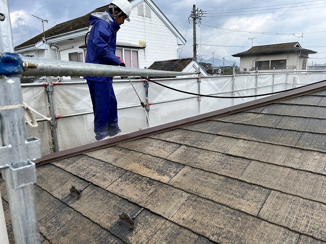 上伊那郡箕輪町：屋根塗装工事前に高圧洗浄を行う職人