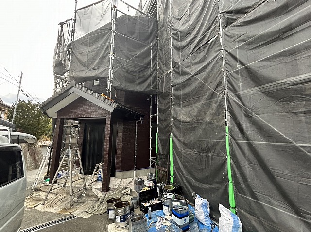 飯田市：外壁塗装工事の3回塗り工程が完了した住宅の玄関周辺の様子