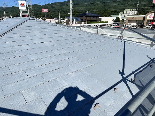 上伊那郡箕輪町：遮熱性を持つシーラーでスレート屋根に下塗り完了
