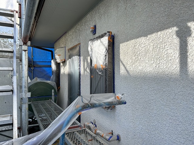 上伊那郡箕輪町：モルタル外壁にホワイトフィラーAⅡを使って下塗りが完了
