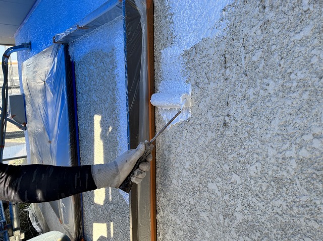 上伊那郡箕輪町：モルタル外壁に微弾性フィラーを使った下塗り施工