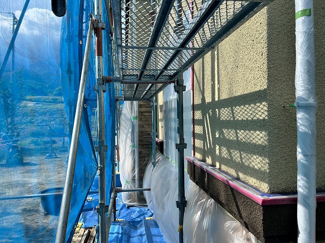 上伊那郡飯島町：モルタル外塀塗装工事で窓や雨樋への養生
