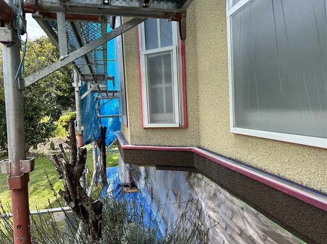 上伊那郡飯島町：外壁塗装工事で窓や石積調外装材への養生工程