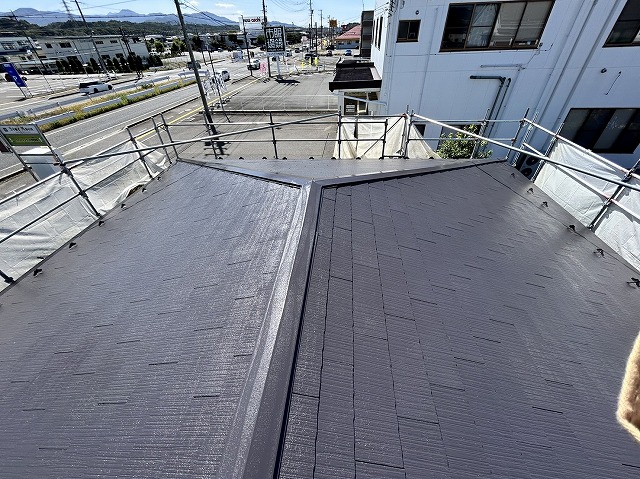 上伊那郡箕輪町：遮熱フッ素塗料でスレート屋根や棟板金の塗装が完了した状況