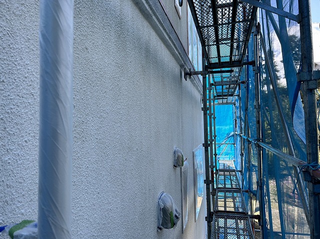 上伊那郡飯島町：モルタル外壁に下地調整機能を持つ塗料で下塗り完成