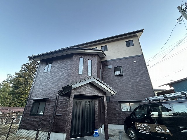 飯田市:ブラウン系とベージュ系の色を使って外壁塗装が完了した3階建て住宅