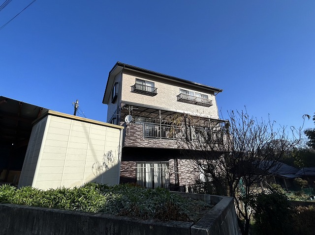 飯田市:ツートンカラーで仕上げた外壁塗装後の3階建て住宅