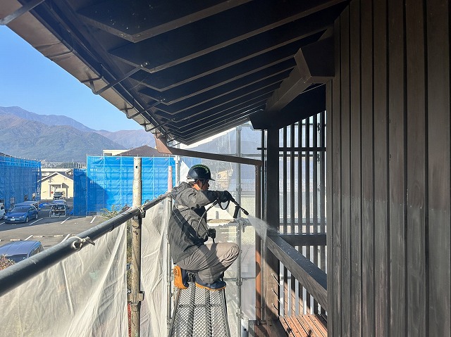 伊那市：外壁塗装工事の木部に対する高圧洗浄作業