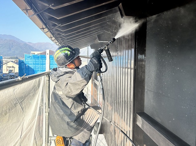 伊那市：住宅の木部やモルタル外壁への高圧洗浄作業