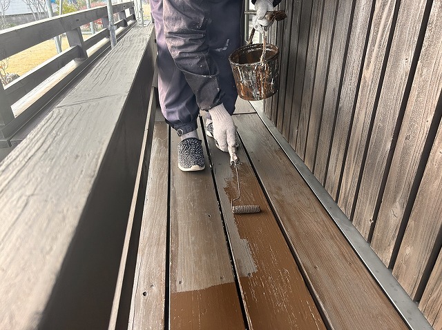 伊那市：ウッドデッキの床板をローラーで塗装する塗装工